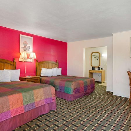 Rodeway Inn & Suites Ратон Екстериор снимка