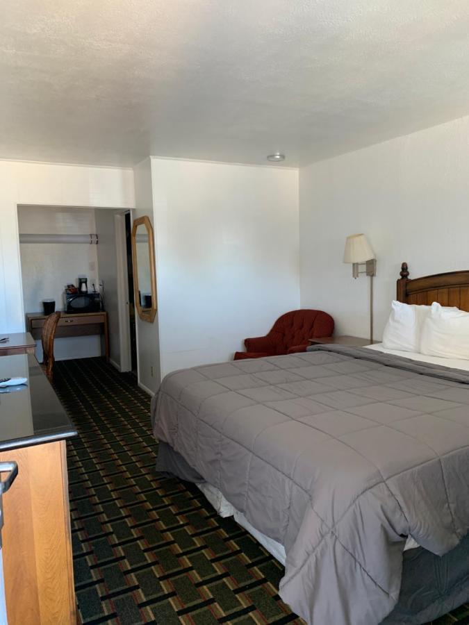 Rodeway Inn & Suites Ратон Екстериор снимка