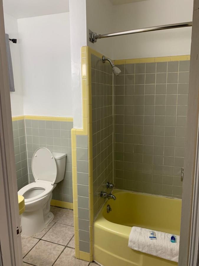 Rodeway Inn & Suites Ратон Екстериор снимка