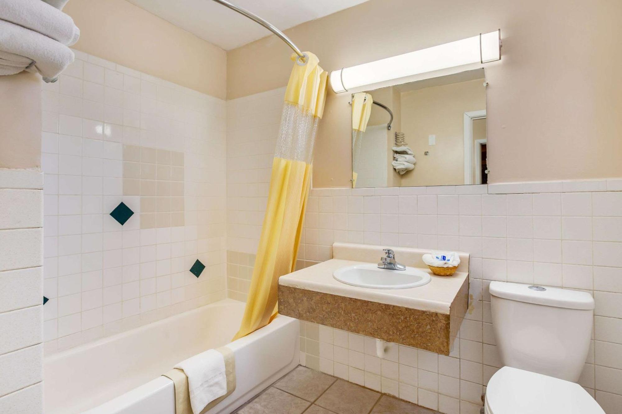 Rodeway Inn & Suites Ратон Екстериор снимка