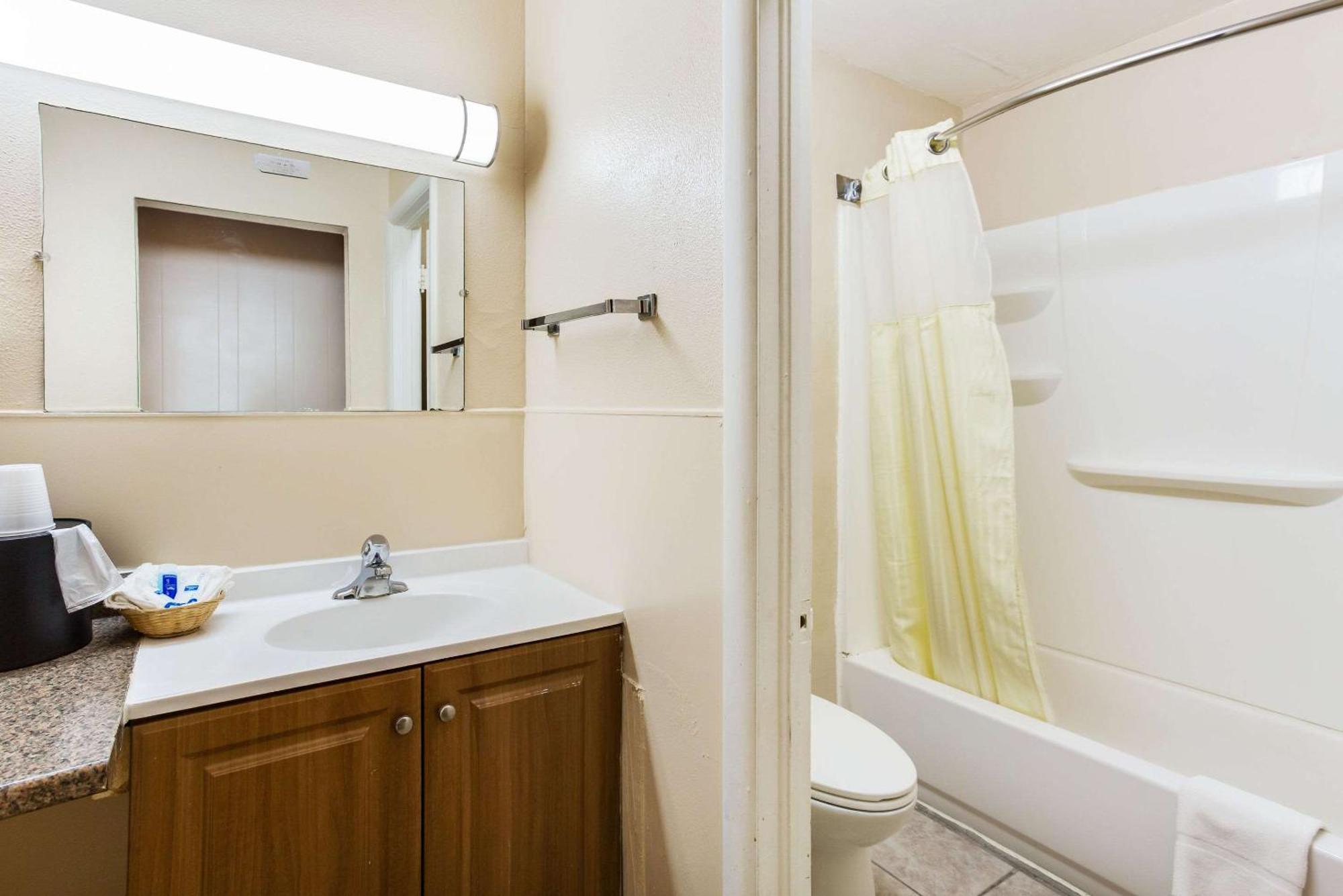 Rodeway Inn & Suites Ратон Екстериор снимка