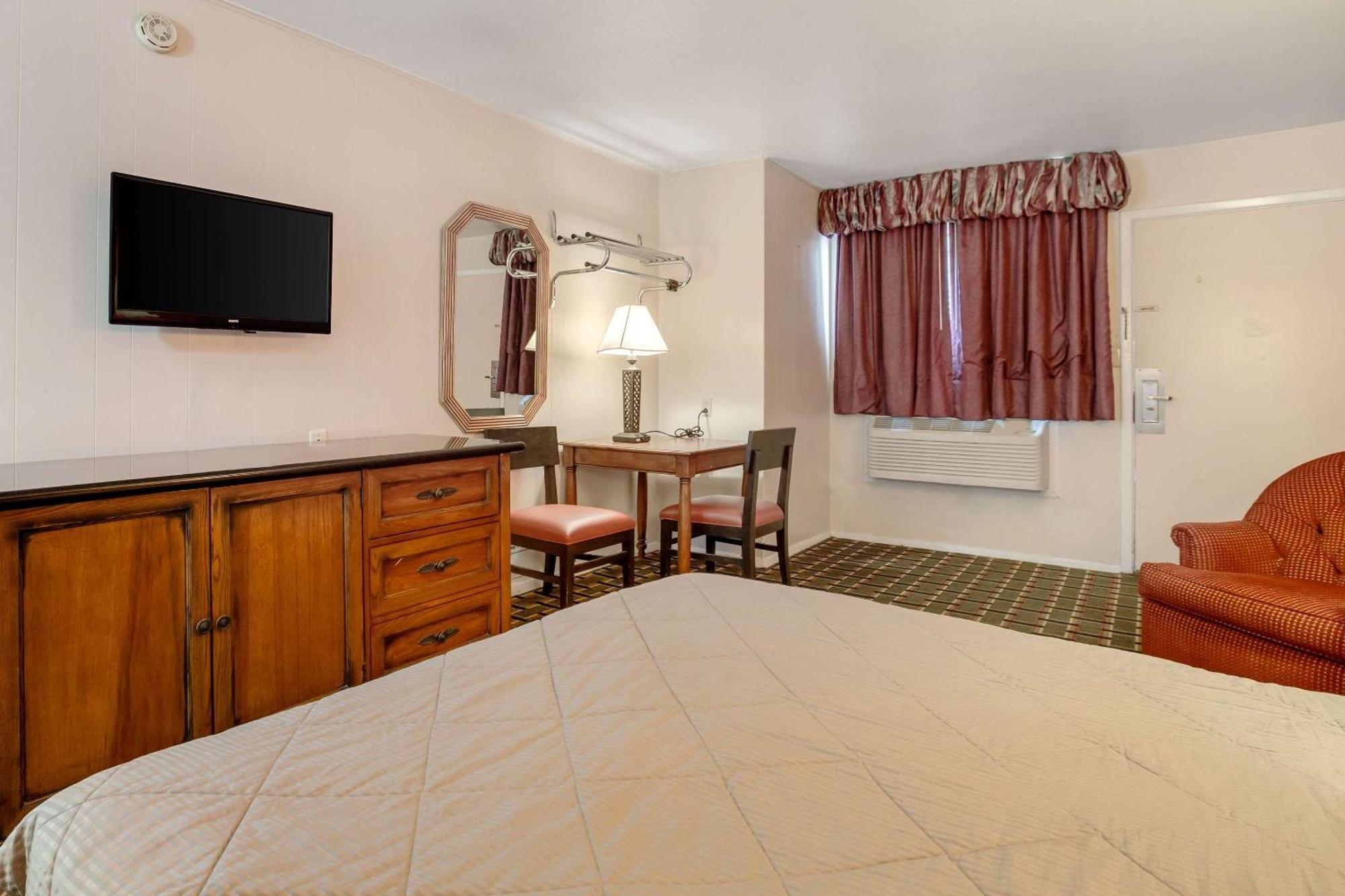 Rodeway Inn & Suites Ратон Екстериор снимка