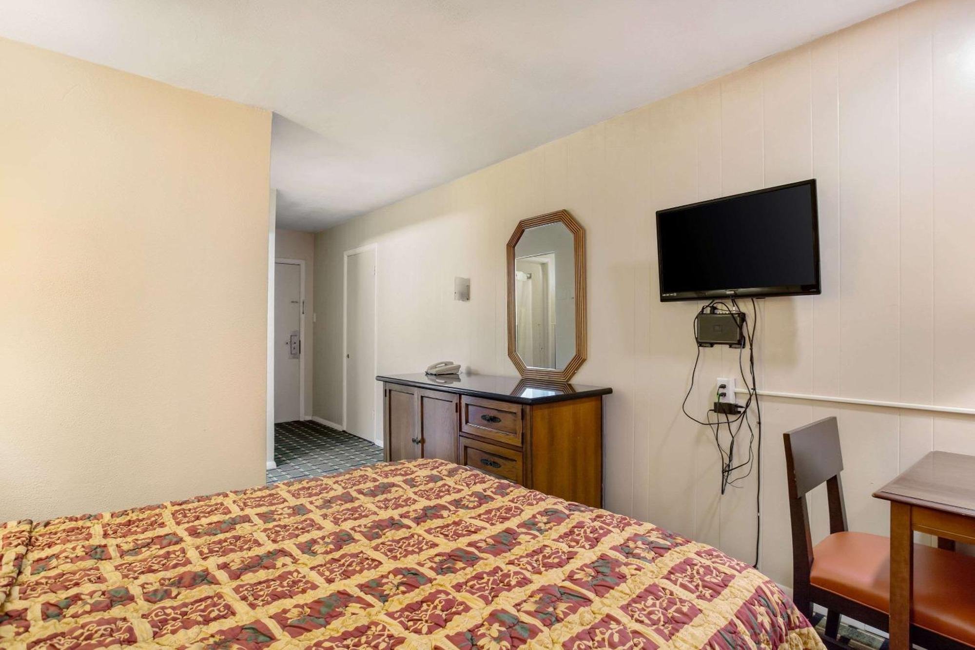 Rodeway Inn & Suites Ратон Екстериор снимка