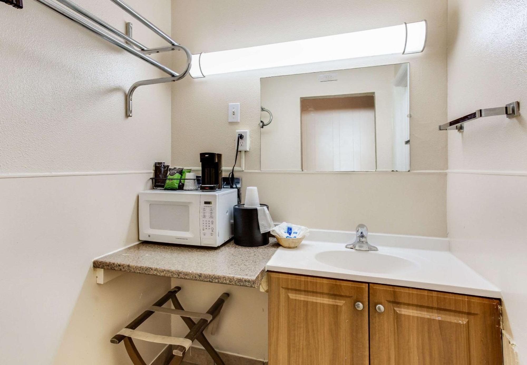 Rodeway Inn & Suites Ратон Екстериор снимка